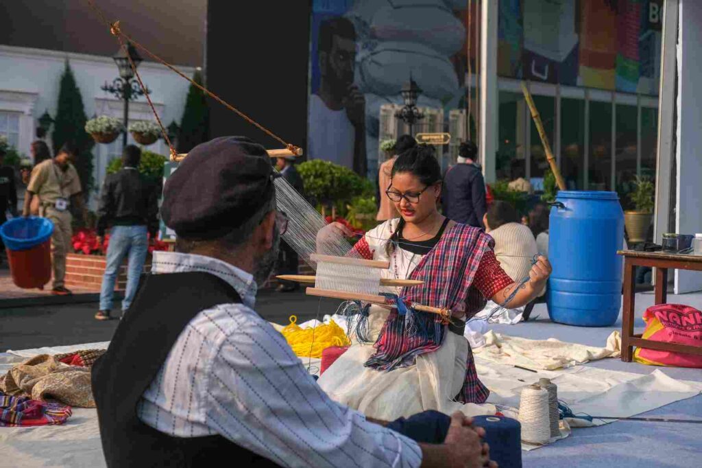 भारत कला मेलामा आगन्तुकहरू। फोटो: भारत कला मेला