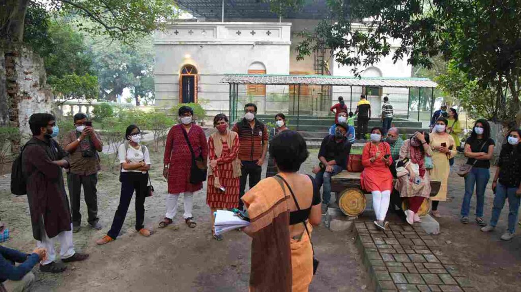 কোন্নগরে অবনীন্দ্রনাথ ঠাকুরের পুরানো বাড়িতে নির্দেশিত সফর। ছবি: পরমেশ্বর হালদার