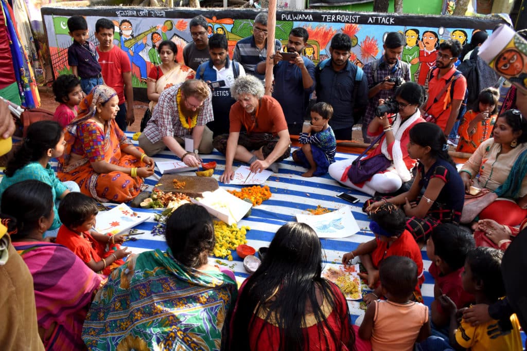 POT માયા ઉત્સવમાં કુદરતી રંગ બનાવવાનો વર્કશોપ. તસવીરઃ બાંગ્લાનાટક ડોટ કોમ