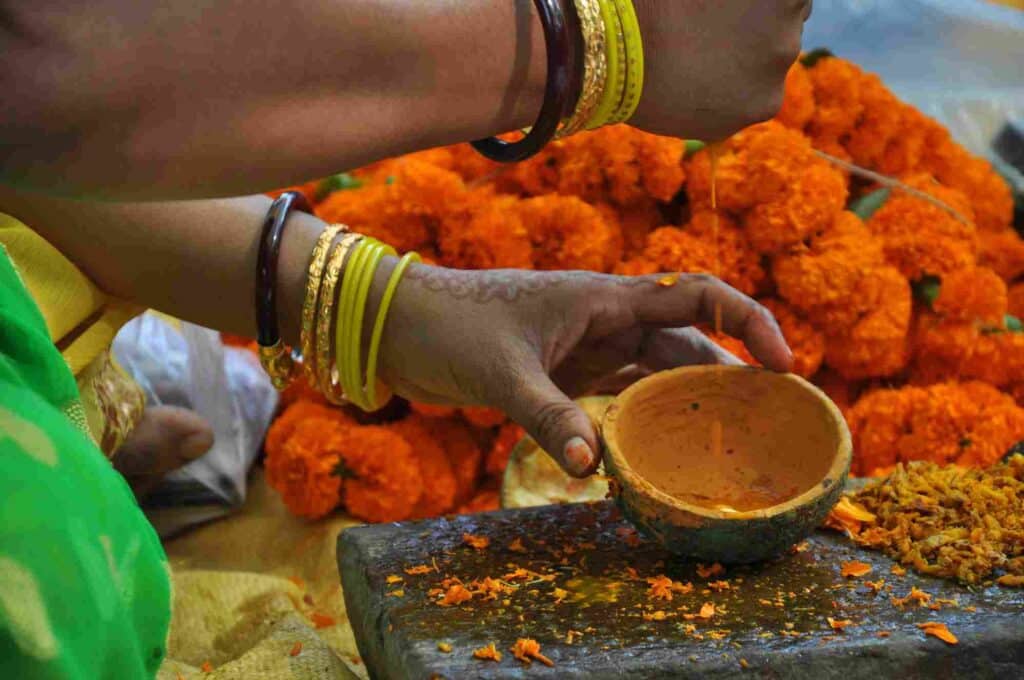 Natural colour making process at the POT Maya festival. Photo: Banglanatak dot com