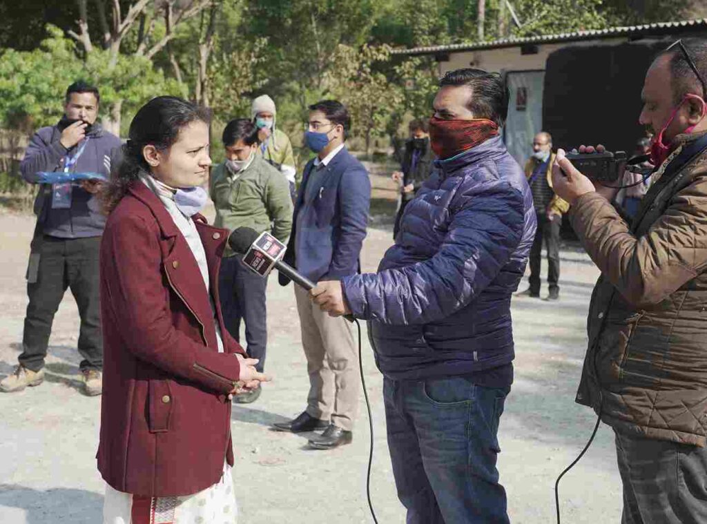 कौतिक इन्टरनेशनल फिल्म फेस्टिभल २०२० मा प्रेसद्वारा सल्टको एसडीएमको अन्तर्वार्ता। फोटो: योगी