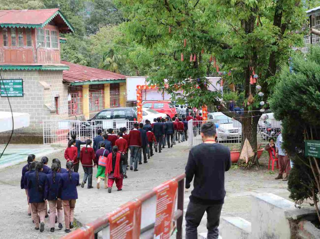 कौतिक अन्तर्राष्ट्रिय चलचित्र महोत्सवमा विद्यालयका विद्यार्थी । 2018. कला, संस्कृति, शिक्षा, वातावरण र चलचित्र विकासका लागि हिमालयन सोसाइटी