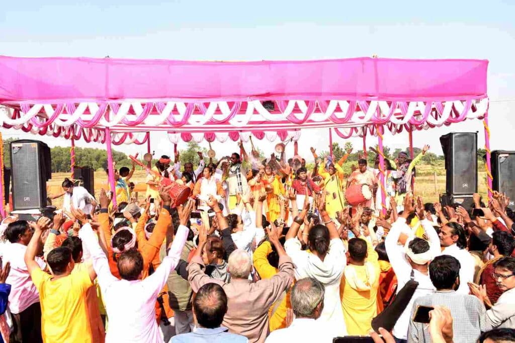 The milan at the end of the Baul Fakiri Utsav. Photo: Banglanatak dot com