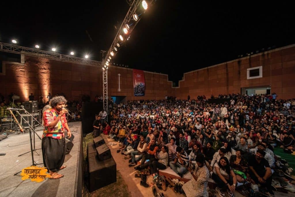 An amphitheatre with bustling audience, grooving to the beats of Neeraj Arya's Kabir Cafe, at Jawahar Kala Kendra, Jaipur. Rajasthan Kabir Yatra 2019. Photo: Anchit Natha