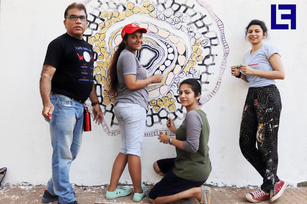 Volunteers painting with Kesar Khinavasara (R) at Ladies First Street Art 2019. Photo: Sahil Shikalgar