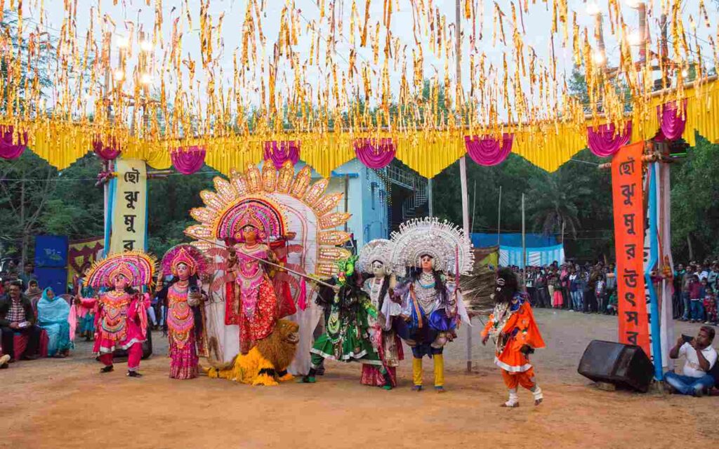 चौझुमुर उत्सवमा पौराणिक कथामा चाउ नाच। तस्बिरः बंगलानाटक डट कम