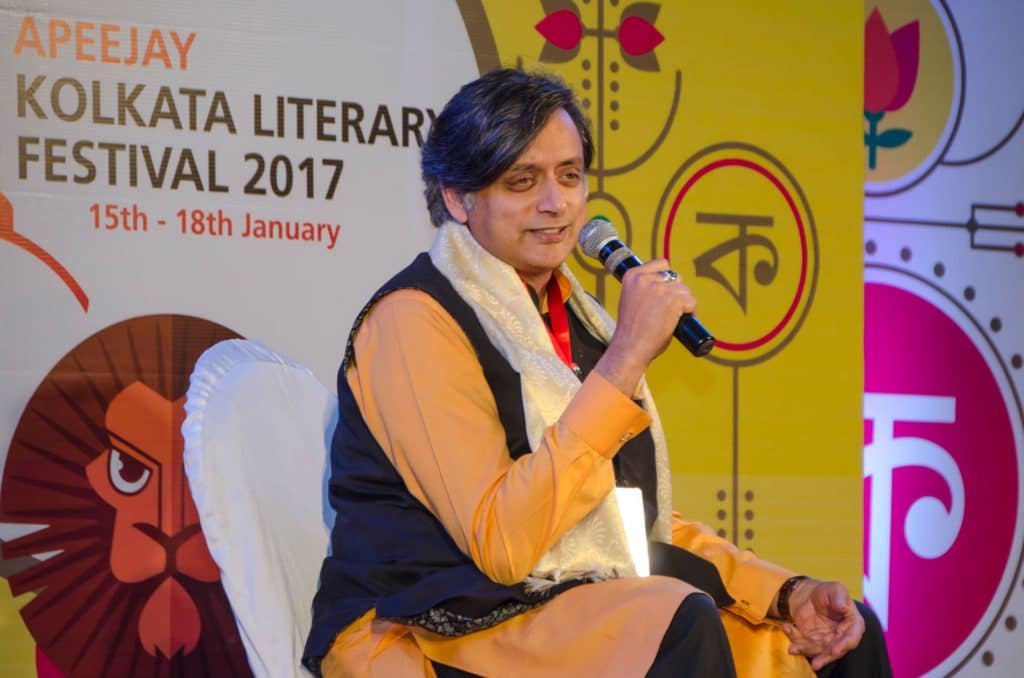 Apeejay Kolkata Literary Festival 2017-এ ভারতীয় রাজনীতিবিদ ও লেখক শশী থারুর। ছবি: অক্সফোর্ড বুকস্টোর