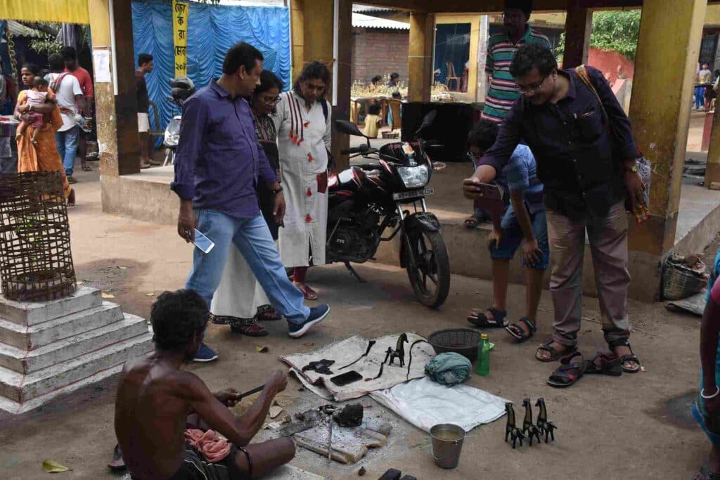 पश्चिम बंगालमधील बिक्ना येथील डोकरा मेळ्यात एक प्रात्यक्षिक. छायाचित्र: बांगलानाटक डॉट कॉम