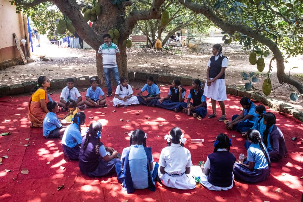 विस्तार में प्राचीन कटहल के पेड़ के नीचे बच्चों के साथ कविता पाठ सत्र। फोटो: विस्तर