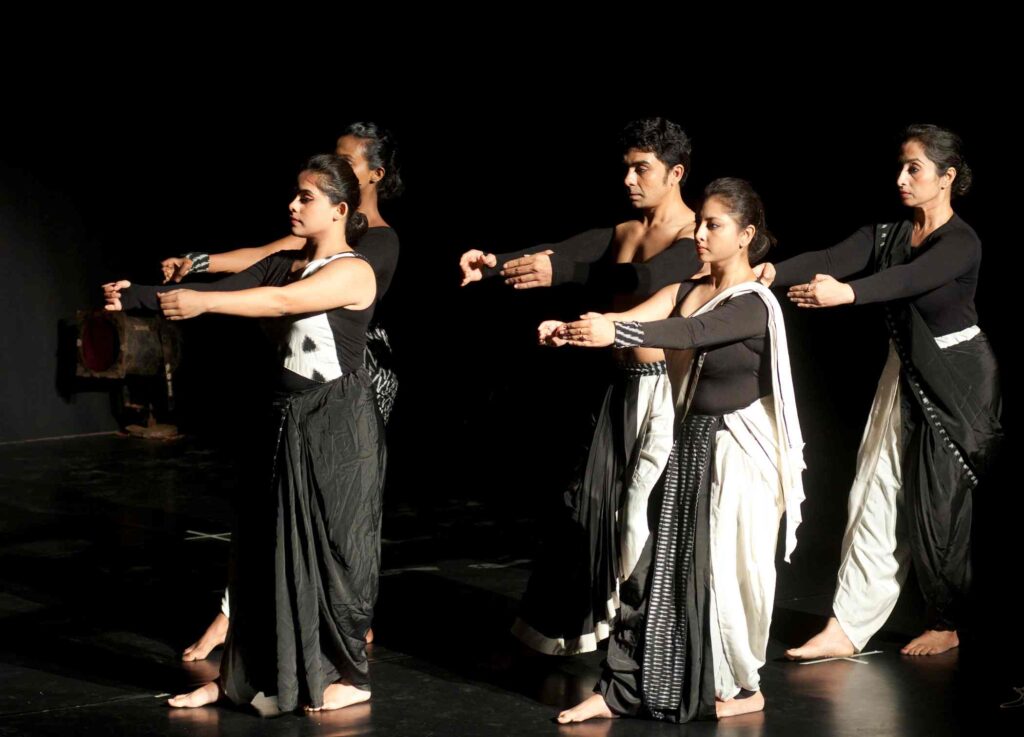 NCPA नक्षत्र नृत्य महोत्सव, 2018 मध्ये विक्रम अय्यंगार आणि राणन यांचा निओ-क्लासिकल नृत्य सादरीकरण. फोटो: NCPA फोटो/नरेंद्र डांगिया