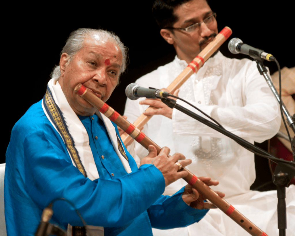 हरिप्रसाद चौरसिया सिटी-एनसीपीए आदि अनंत में प्रस्तुति देते हुए। फोटो: एनसीपीए