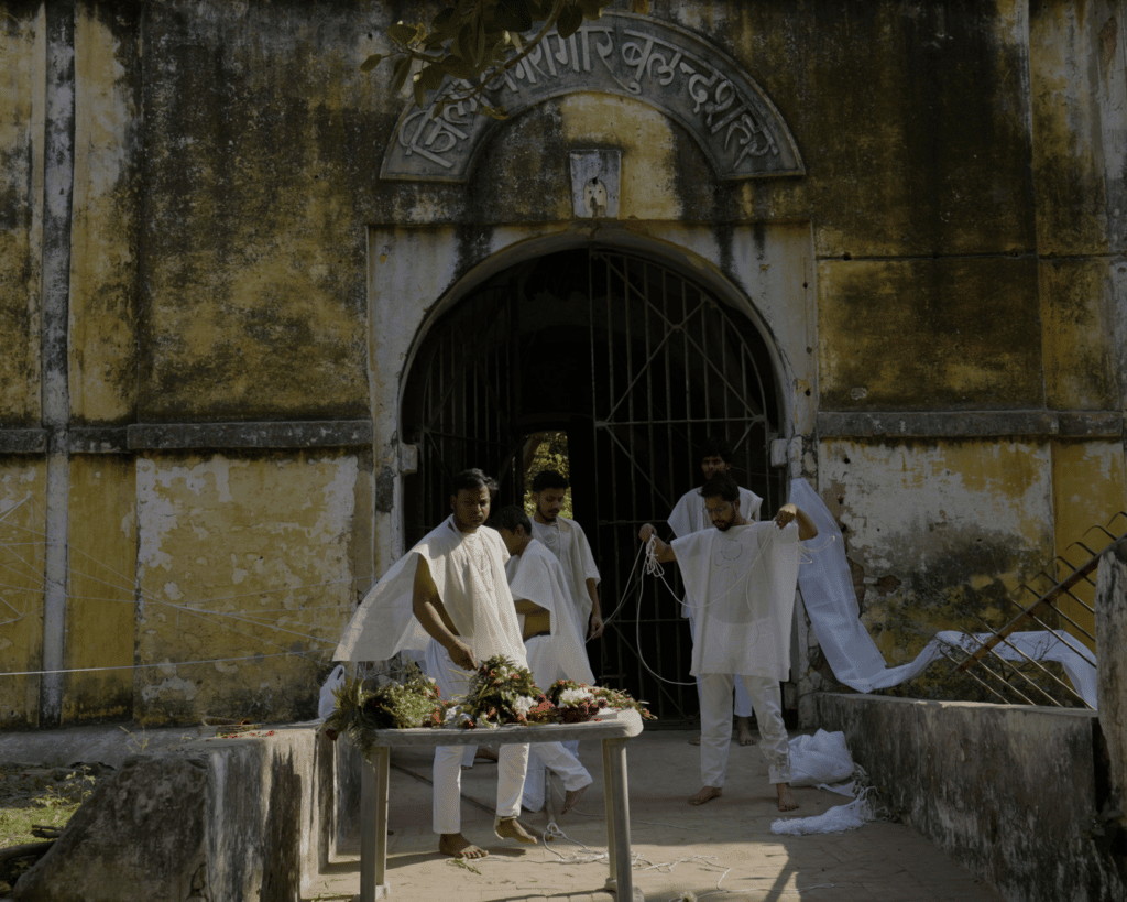 সাতদারু এবং দল দ্বারা পারফরম্যান্স। ছবি: কালা চৌপাল ট্রাস্ট