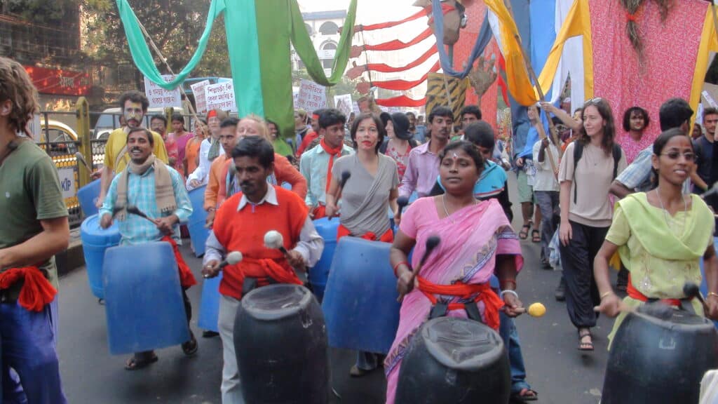 দ্বি-বার্ষিক উৎসব মুক্তধারা IV-তে আন্তর্জাতিক অংশগ্রহণকারীদের সাথে একত্রিত হয়ে নাটক করা