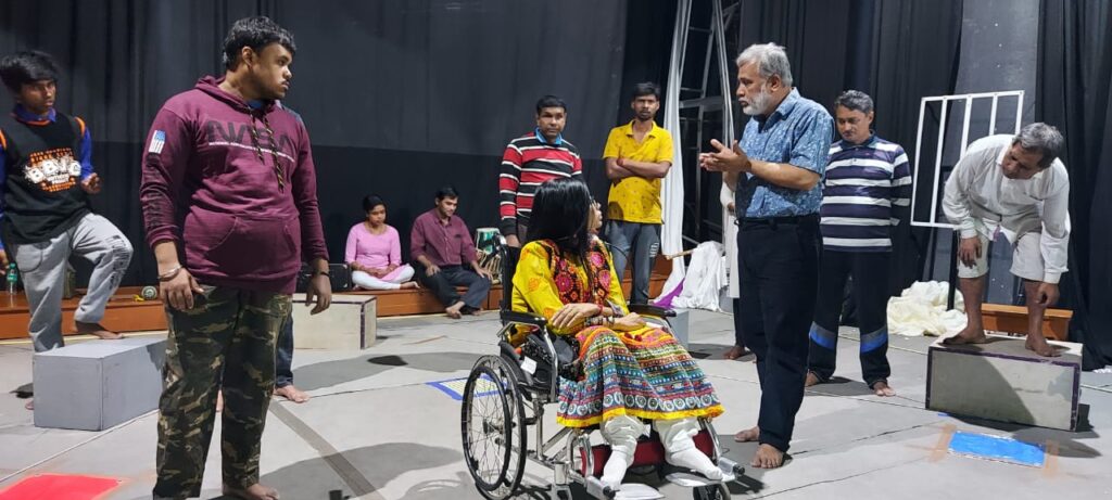 వేస్ట్ల్యాండ్: ఎ జర్నీ థియేటర్ యొక్క అవకాశాలను అన్వేషిస్తుంది. ప్రముఖ థియేటర్ డైరెక్టర్లు సంజోయ్ గంగూలీ, జెన్నీ సీలీ మరియు టిమ్ వీలర్ల క్రాఫ్ట్కు సాక్ష్యమివ్వండి, వారు వైకల్య కళలను మెరుగుపరిచే టూరింగ్ థియేటర్ ప్రదర్శనను రూపొందించారు. వేస్ట్ల్యాండ్: ఎ జర్నీ థియేటర్ యొక్క అవకాశాలను అన్వేషిస్తుంది. ప్రముఖ థియేటర్ డైరెక్టర్లు సంజోయ్ గంగూలీ, జెన్నీ సీలీ మరియు టిమ్ వీలర్ల క్రాఫ్ట్కు సాక్ష్యమివ్వండి, వారు వైకల్య కళలను మెరుగుపరిచే టూరింగ్ థియేటర్ ప్రదర్శనను రూపొందించారు.