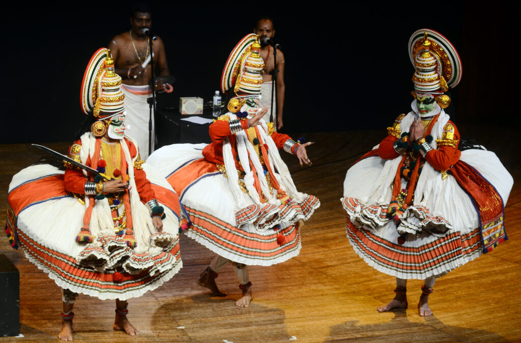 মুদ্রা নৃত্য উৎসবে সাদানম বালাকৃষ্ণান এবং দল দ্বারা কথাকলি পরিবেশন